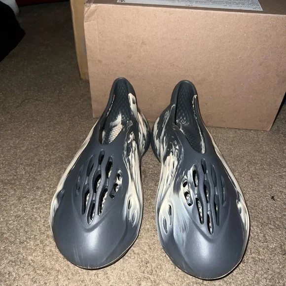 New
Size 10 Men
2021 Yeezy Foam Runner 'MXT Moon
Grey' $430 on GOAT FIRST COME! - Picture 6 of 6